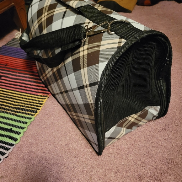 Small dog or cat carrier, zipper goes all the way around, see photo, weighs 3lbs - Picture 4 of 5